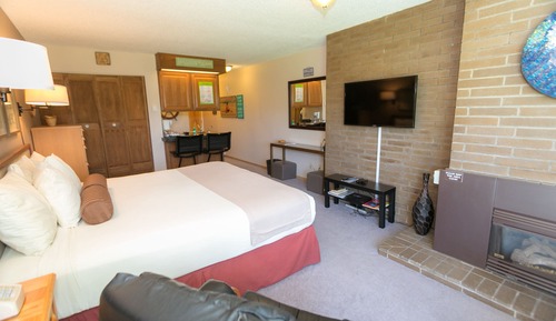 Standard-Studio, 1 King-Bett, Kochnische, Poolblick (Studio Unit- Room 111-No Pets)