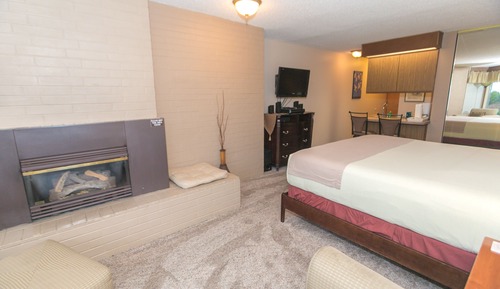 Standard-Studio, 1 King-Bett, Kochnische, Poolblick (Studio Unit- Room 202-No Pets)