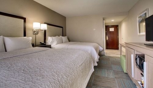 Zimmer, 2 Queen-Betten, Nichtraucher, Kühlschrank und Mikrowelle