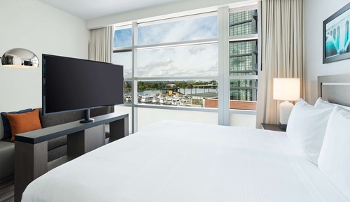 Zimmer, 1 King-Bett (River Front)