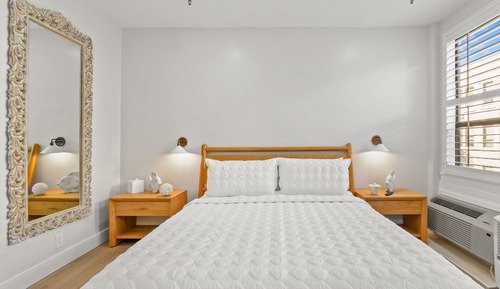 City-Studio (Condo, Tropical Urban Chic Studio)