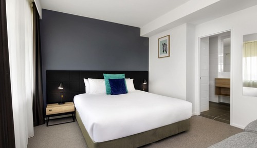 Deluxe-Suite (1 King Bed or 2 Twin Beds)