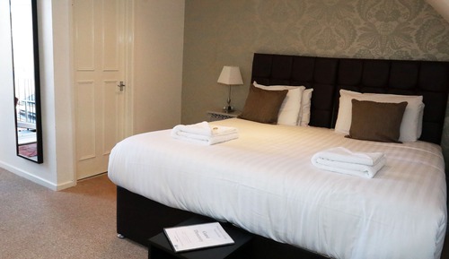 Standard-Doppel- oder -Zweibettzimmer (with shower)