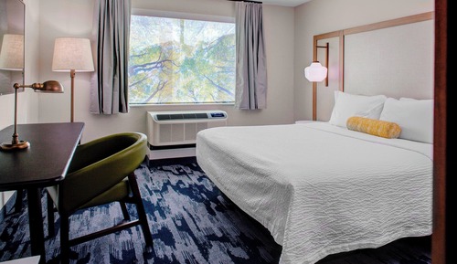 Suite, 1 King-Bett (Hearing Accessible)