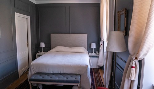 Deluxe-Doppelzimmer, eigenes Bad, Blick auf den Weinberg (chambre grise)