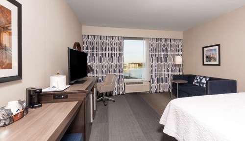 Zimmer, 1 King-Bett und Schlafsofa, barrierefrei (Hearing)