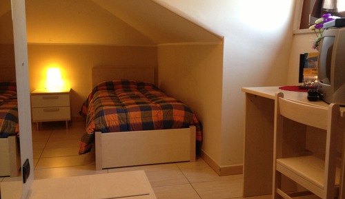 Economy-Dreibettzimmer, 3 Einzelbetten, eigenes Bad, Blick auf den Innenhof