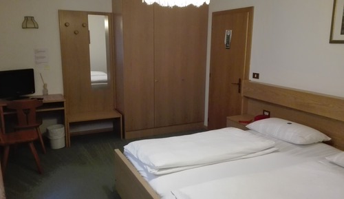 Doppelzimmer (with view on a 2-meter distant wall)