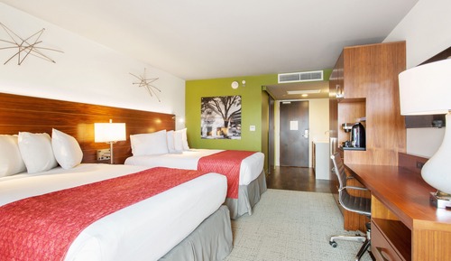 Zimmer, 2 Queen-Betten, Balkon