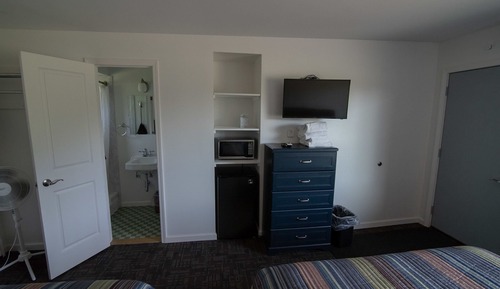 Standardzimmer, 2 Queen-Betten, Kühlschrank und Mikrowelle (Room 9)