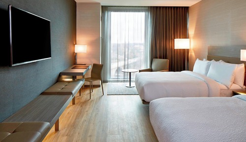 Zimmer, 2 Doppelbetten, Flussblick (Hearing Accessible)