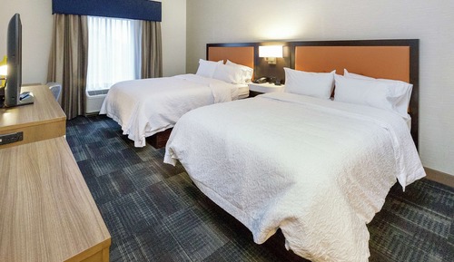 Zimmer, 2 Queen-Betten, barrierefrei, Badewanne