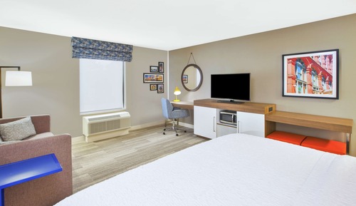 Zimmer, 1 King-Bett und Schlafsofa, barrierefrei, Nichtraucher (Hearing)