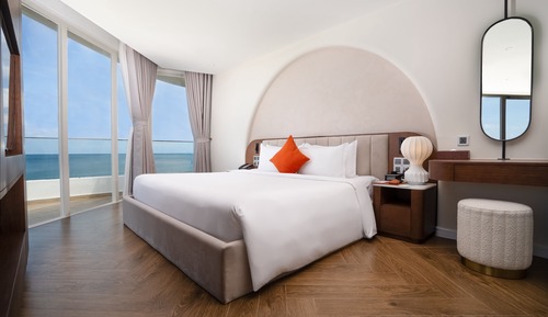 3 Bedroom Family Suite (40-minute Body Massage for 6)