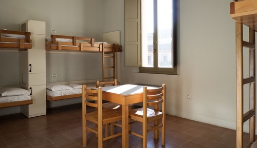 Familienzimmer, 6 Schlafzimmer, mit Bad, Blick auf den Innenhof