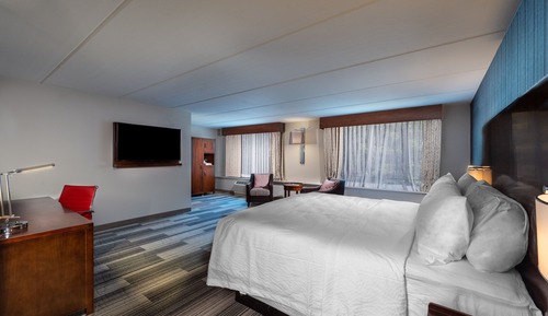 Junior-Suite, 1 King-Bett, Eckzimmer (Mobility/Hearing Access, Roll-In Shwr)