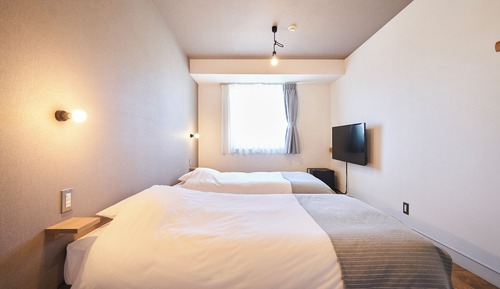 Zweibettzimmer (for 1 guest, shared bathroom)