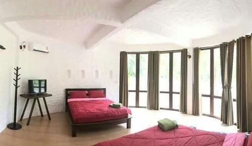 Family Room River View with Karaoke