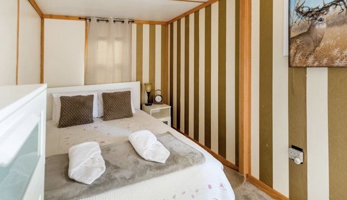 Ferienhütte, 2 Schlafzimmer, eigener Pool