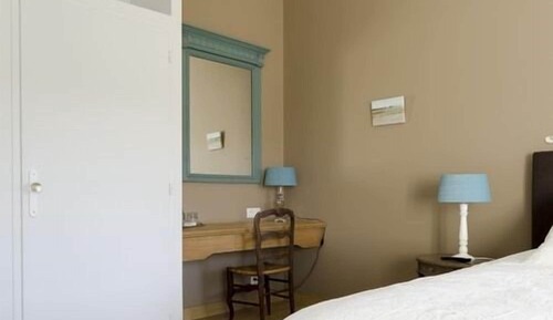 Comfort-Doppel- oder -Zweibettzimmer, mit Bad (Petit Cour)