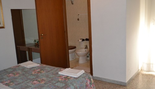 Basic-Doppel- oder -Zweibettzimmer