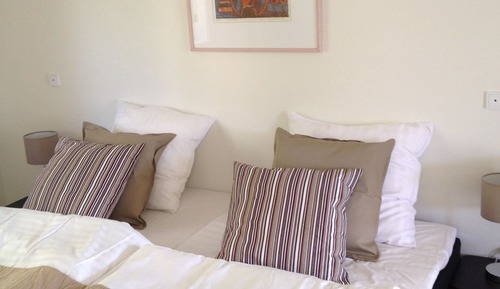 Luxury-Ferienhaus, 2 Schlafzimmer, Küche, zum Garten hin
