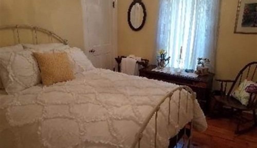 Standard Double Room, Shared Bathroom (Daffodil Room)