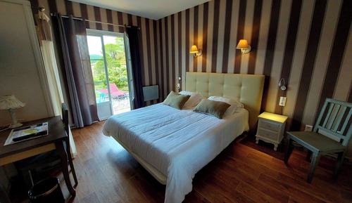 Comfort-Doppelzimmer, Terrasse, Hügelblick (15)