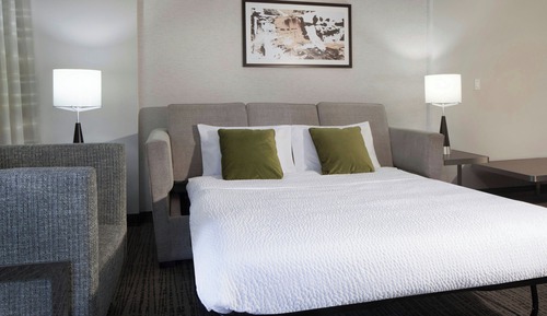 Zimmer, 1 King-Bett und Schlafsofa (Hearing Accessible)
