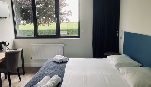 Doppel- oder Zweibettzimmer