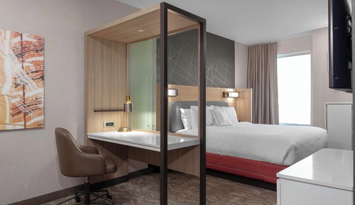 Suite, 1 King-Bett (Hearing Accessible)