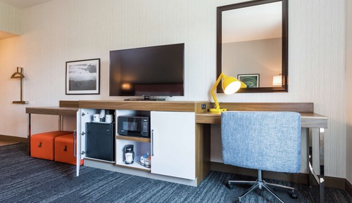 Zimmer, 2 Queen-Betten, Kühlschrank und Mikrowelle