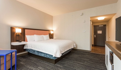 Zimmer, 1 King-Bett, Kühlschrank und Mikrowelle