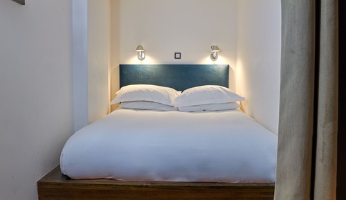 Deluxe One Bedroom Apartment (with Bed Alcove and Balcony)