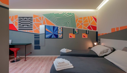 Design-Doppel- oder -Zweibettzimmer
