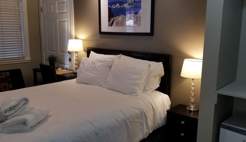 Basic-Studio, 1 Queen-Bett und Schlafsofa, Kamin