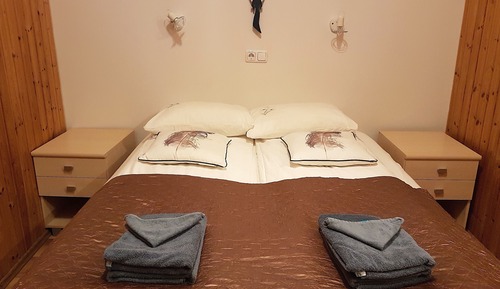 Doppel- oder Zweibettzimmer, eigenes Bad