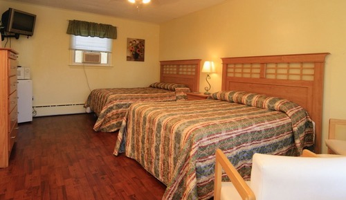 Basic-Doppelzimmer, 2 Doppelbetten, Kühlschrank und Mikrowelle, Poolblick