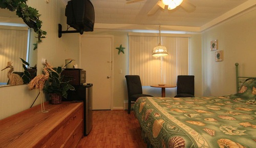 Traditional-Doppelzimmer, 1 King-Bett, Kühlschrank und Mikrowelle, Poolblick