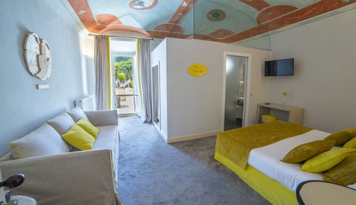 Romantisches Doppel- und Zweibettzimmer (Terrace)