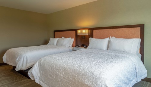 Zimmer, 2 Queen-Betten, Kühlschrank und Mikrowelle