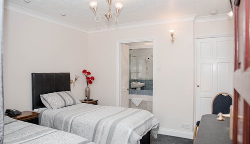 Dreibettzimmer, barrierefrei, mit Bad (Double/Single)