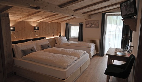 Dreibettzimmer, Balkon, Bergblick