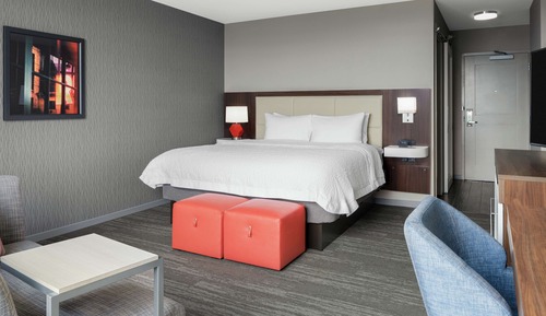 Zimmer, 1 King-Bett, barrierefrei, Kühlschrank (Hearing)