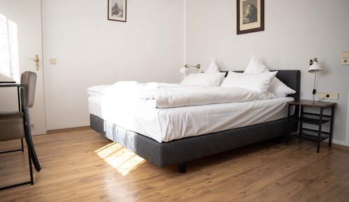 Standard-Doppelzimmer, eigenes Bad, Gartenblick