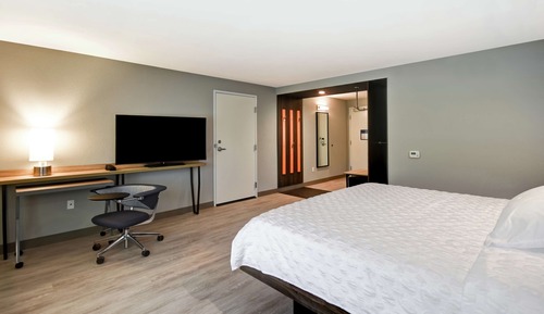 Zimmer, 1 King-Bett, barrierefrei (Hearing, Roll-in Shower)