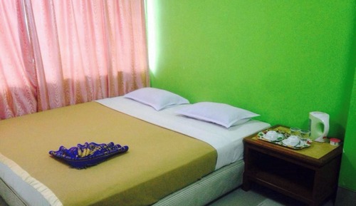 King Room Shared Bathroom