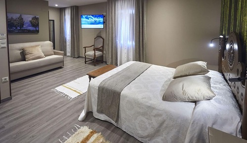 Vierbettzimmer, 1 Doppelbett und Schlafsofa
