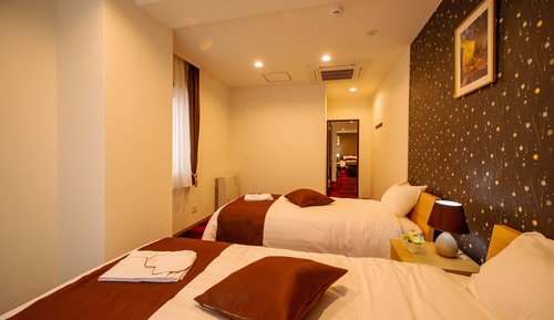 Suite (201, with 1 Rollaway Bed)