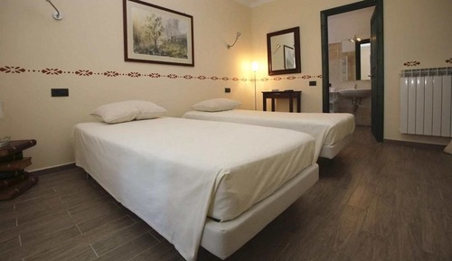 Doppel- oder Zweibettzimmer, zum Garten hin
